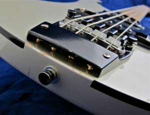 Rickenbacker 4003 – body binding + bridge screws