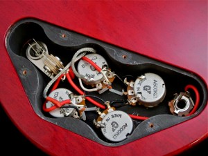 Tokai SG-75 – control cavity