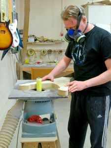 Amfisound Guitars – Tomi drum sanding
