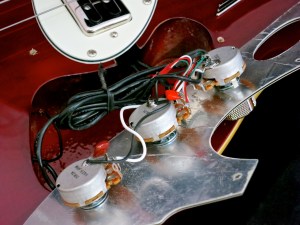 Duesenberg D-Bass – control cavity