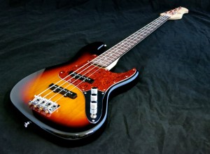 Amfisound Raudus Bass – beauty shot 1