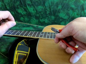 String change steel string – cutting old string