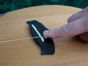 String change steel string – keep pin in place