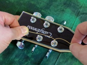 String change steel string – stringing 3