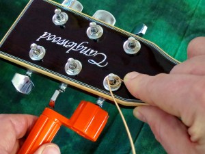 String change steel string – stringing 4