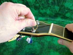 String change steel string – take string off machine head