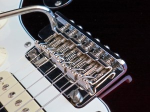 Fender Am Std Stratocaster HSS Shawbucker – vibrato bridge
