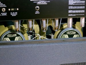 fender-bassbreaker-18_30-valves-and-speakers